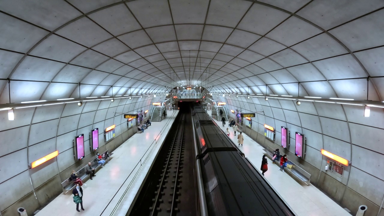 毕尔巴鄂墨园地铁站里来来去去的火车和人的时间流逝视频下载
