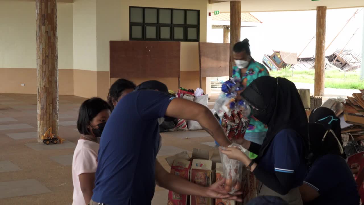 回收中心的志愿者给泰国的家庭提供面条视频素材
