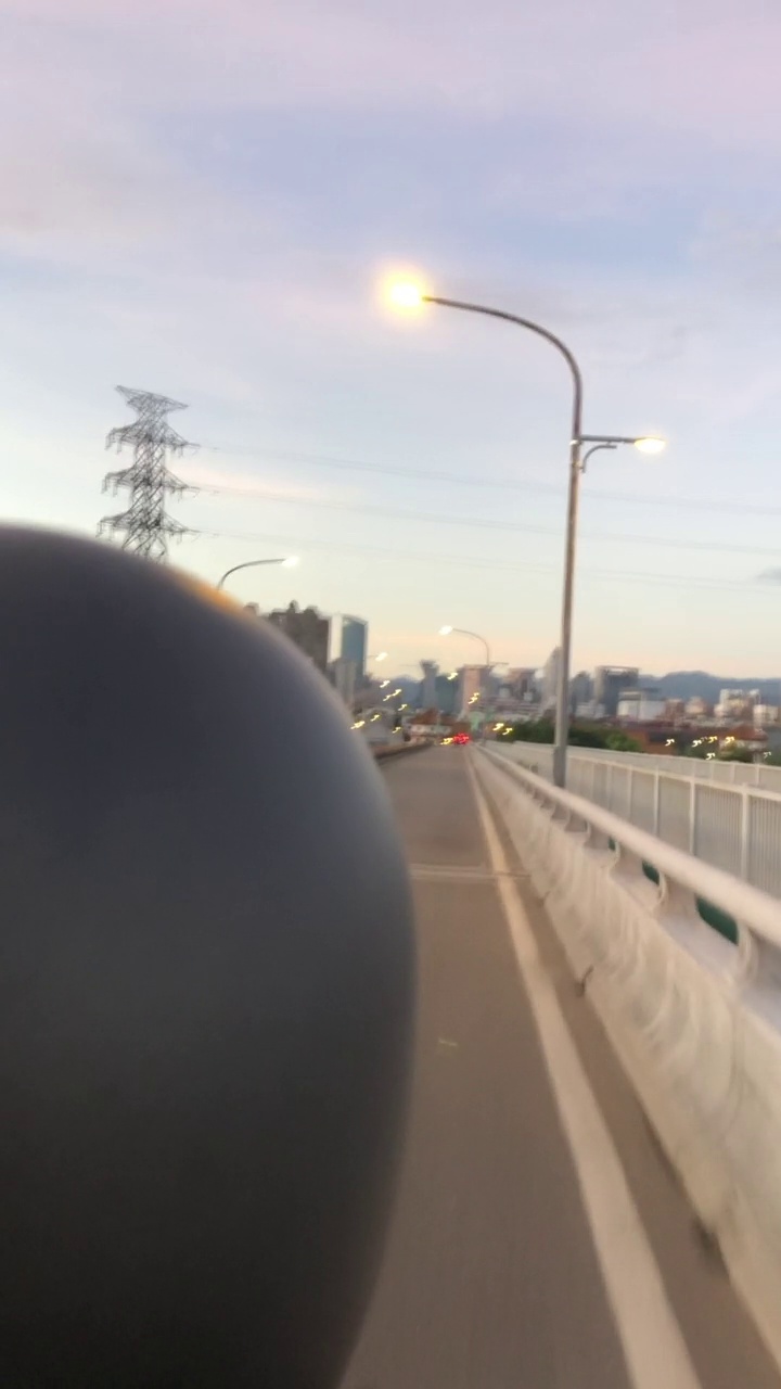 在城市的一座桥上骑摩托车视频下载