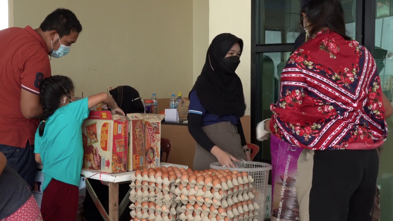 妇女接受大米作为回收奖励项目视频素材