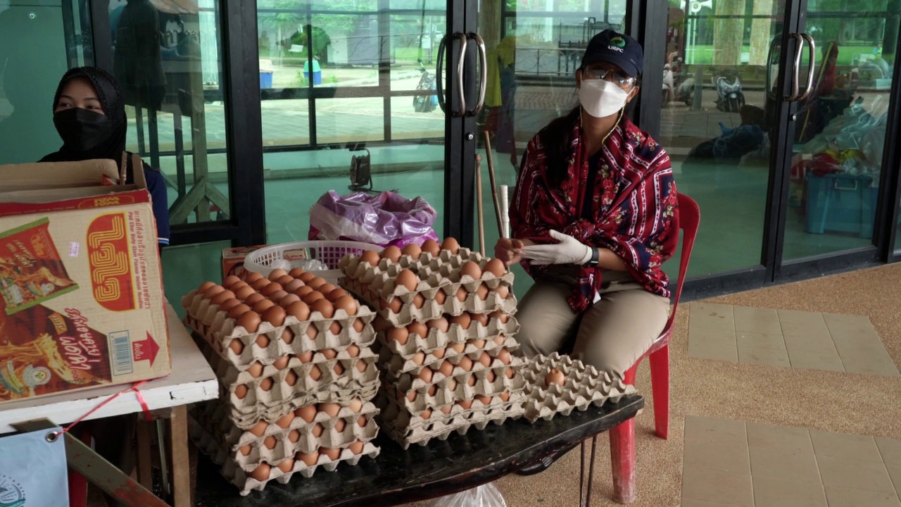 快乐的志愿者在食品银行分发中心泰国视频素材