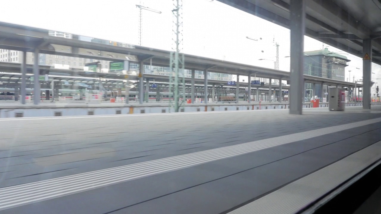 火车站的月台从移动的火车视频下载