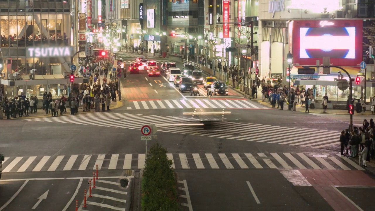 涉谷路口有很多行人和车辆穿过东京的路口视频素材