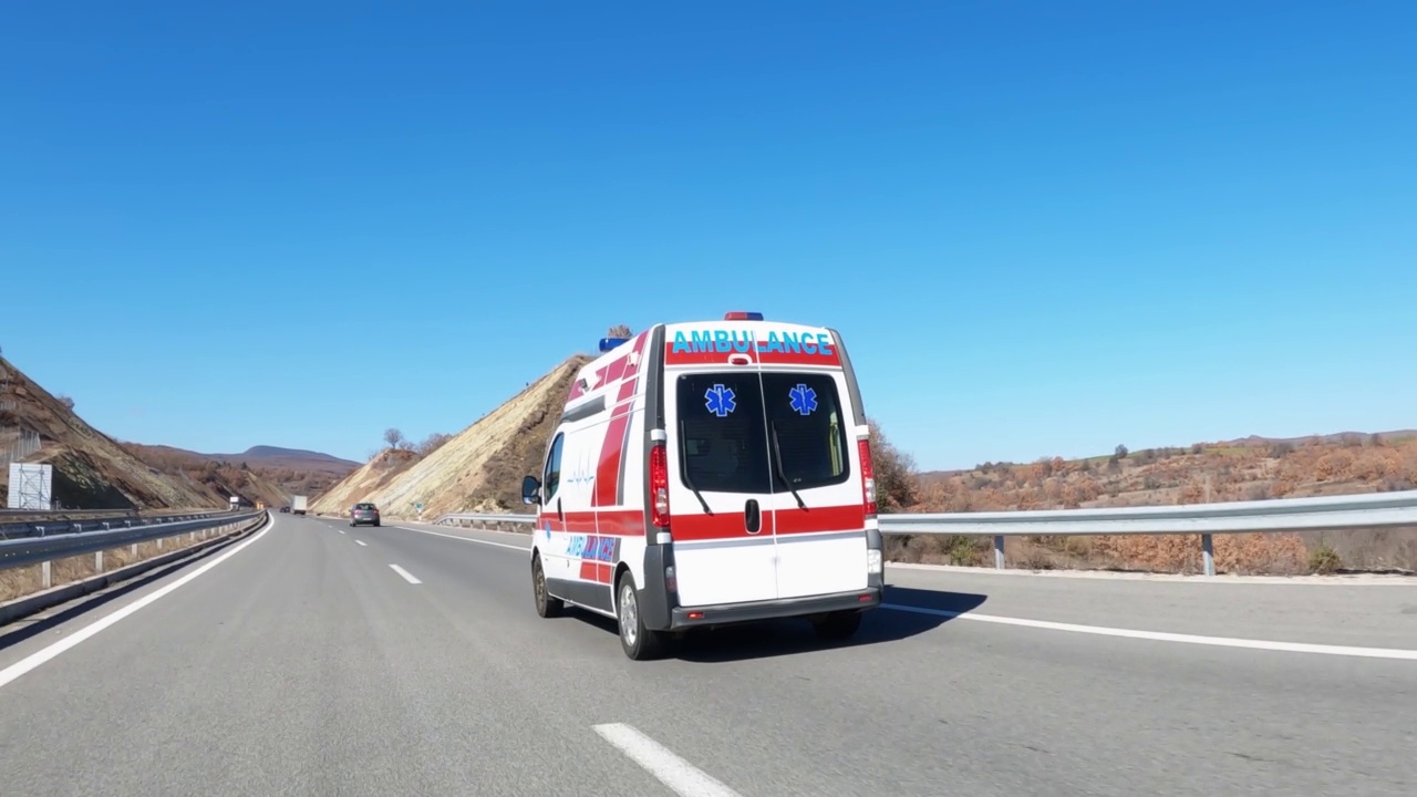 救护车在高速公路上疾驰视频素材