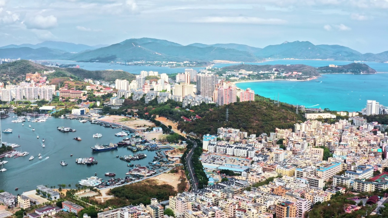 海南城市天际线和山脉与海洋景观的航拍镜头视频素材