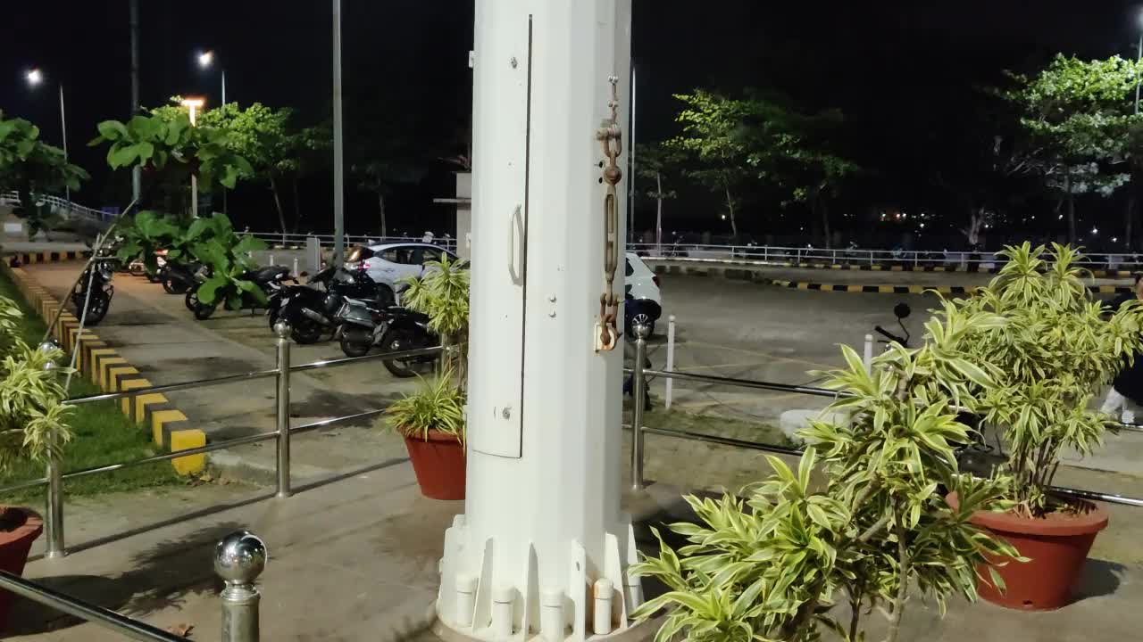 悬挂的印度国旗在夜间绑在旗杆上视频下载