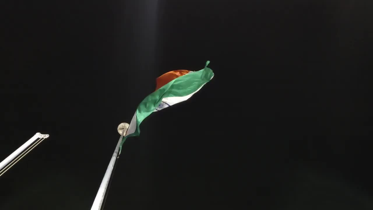 夜晚，黑色背景上飘扬的印度国旗视频下载