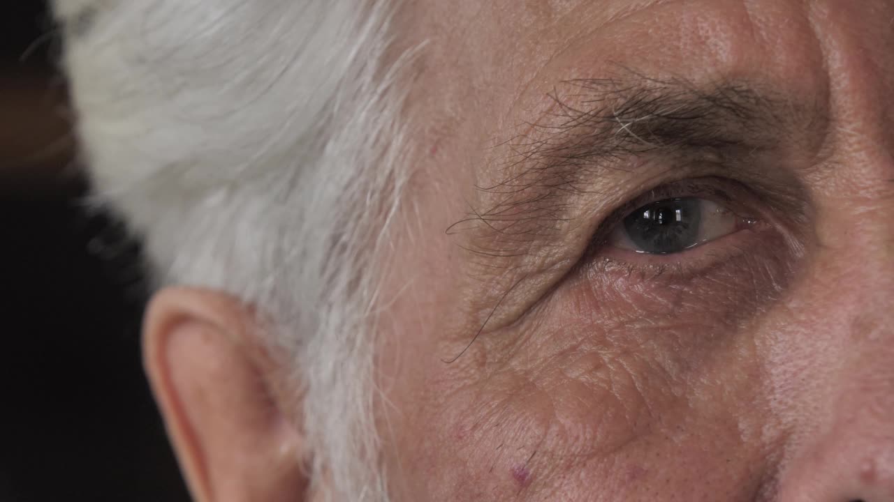 老年人的概念——金发老人的脸和眼睛视频下载