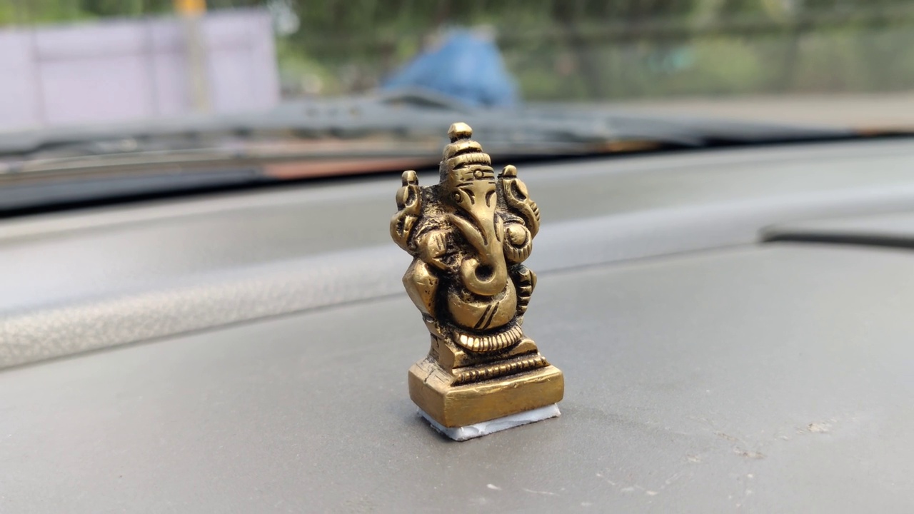 在汽车仪表盘上的印度教主象头神的小雕像视频下载