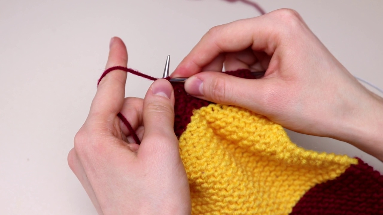 妇女的手正在编织。视频素材