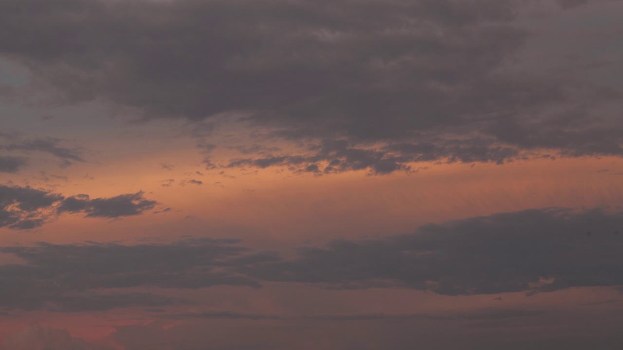 时间流逝的云在日落时穿过天空。视频下载