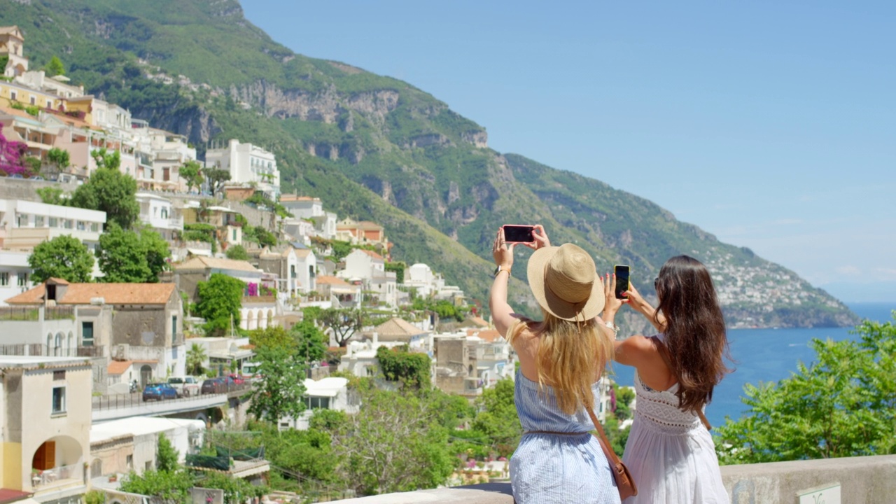两个朋友在意大利度假时用智能手机拍下了风景视频下载