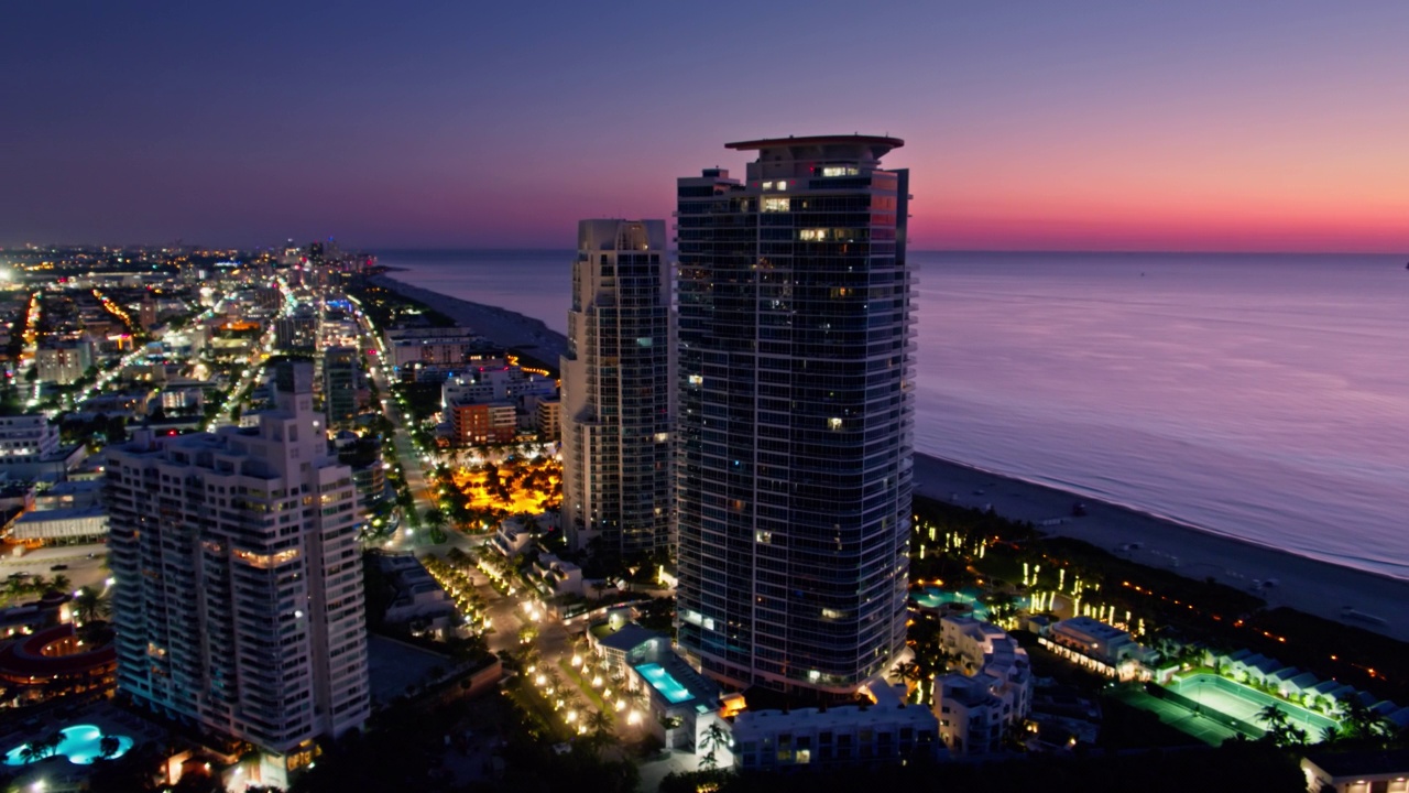 日出前佛罗里达州迈阿密海滩的公寓和海滨的航拍视频素材