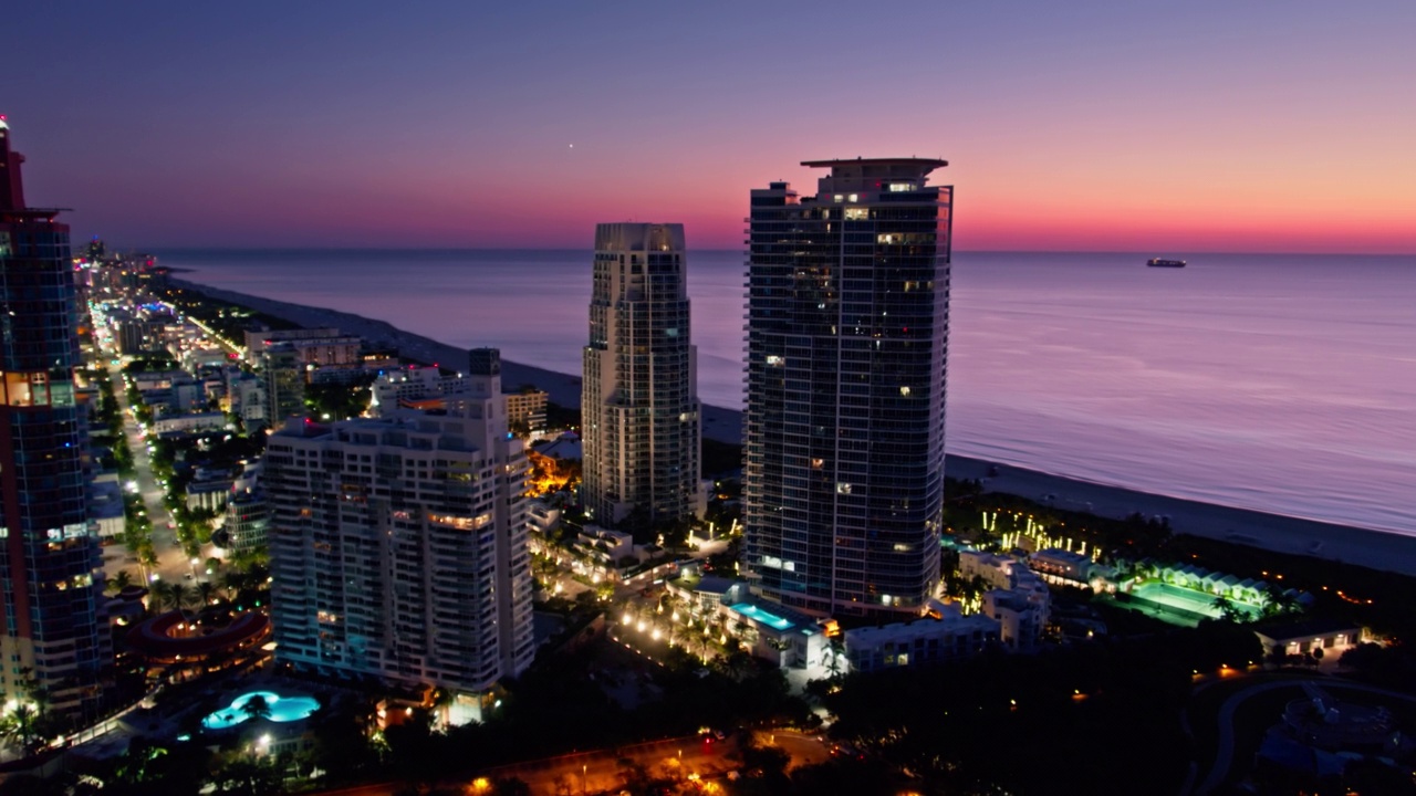 黎明前，佛罗里达州迈阿密海滩的高层公寓鸟瞰图视频素材
