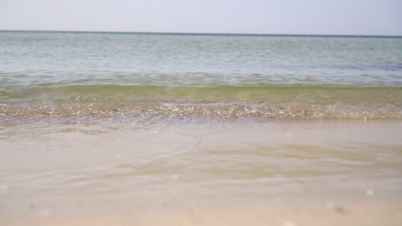 干净的海水或海洋。阳光明媚的日子里，海岸线平静。视频素材