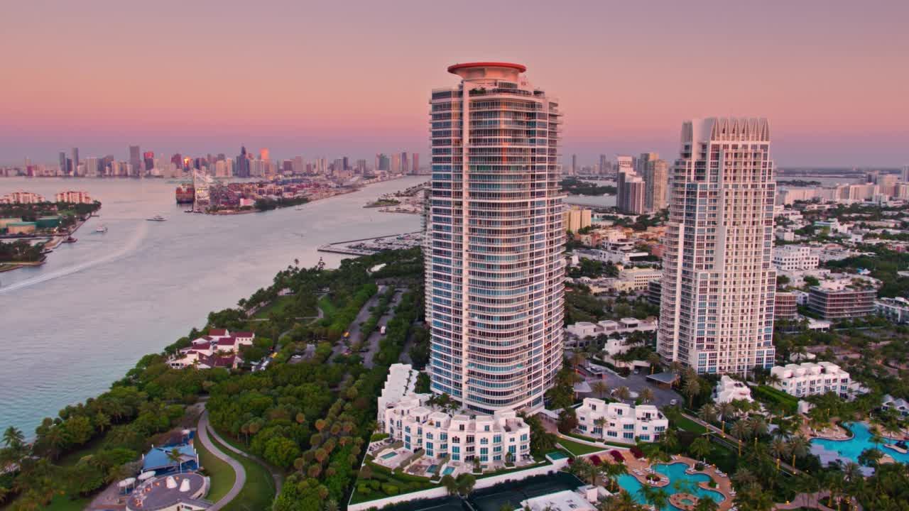 无人机拍摄的迈阿密海滩，佛罗里达州与迈阿密天际线在远处视频下载