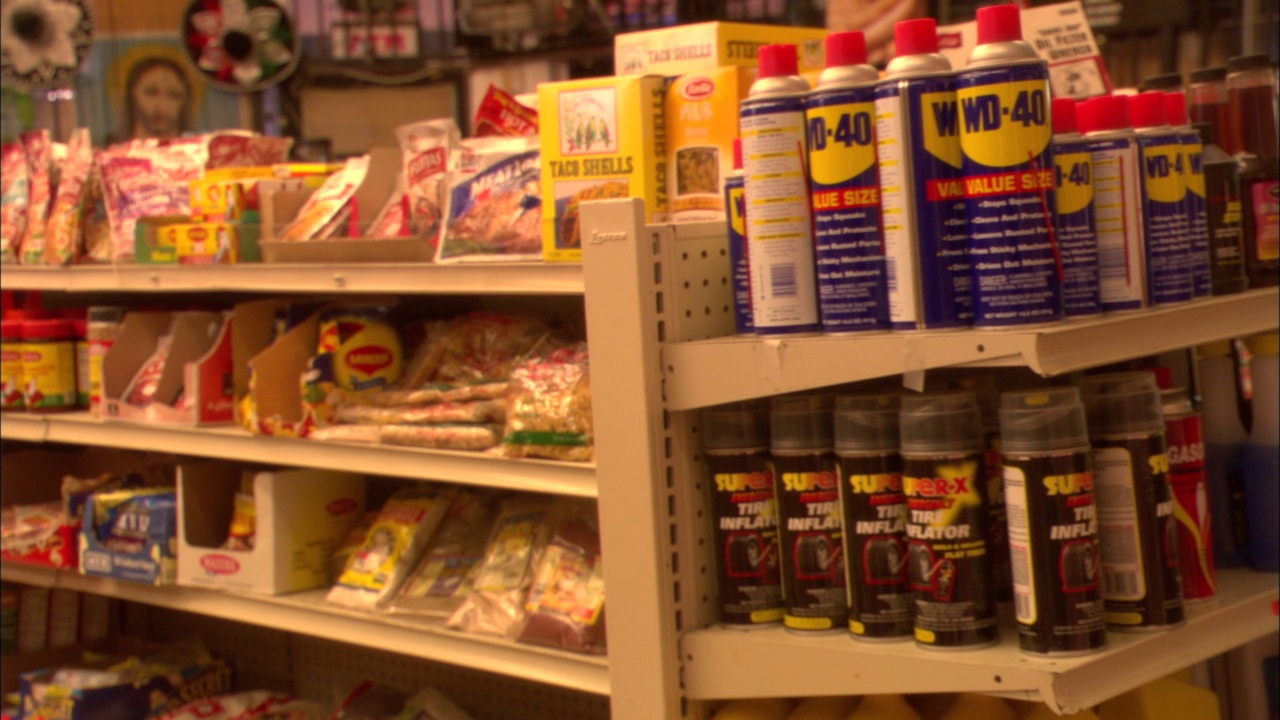 便利商店货架上产品的中等角度。可以看到食物和“wd40”喷雾剂。视频素材
