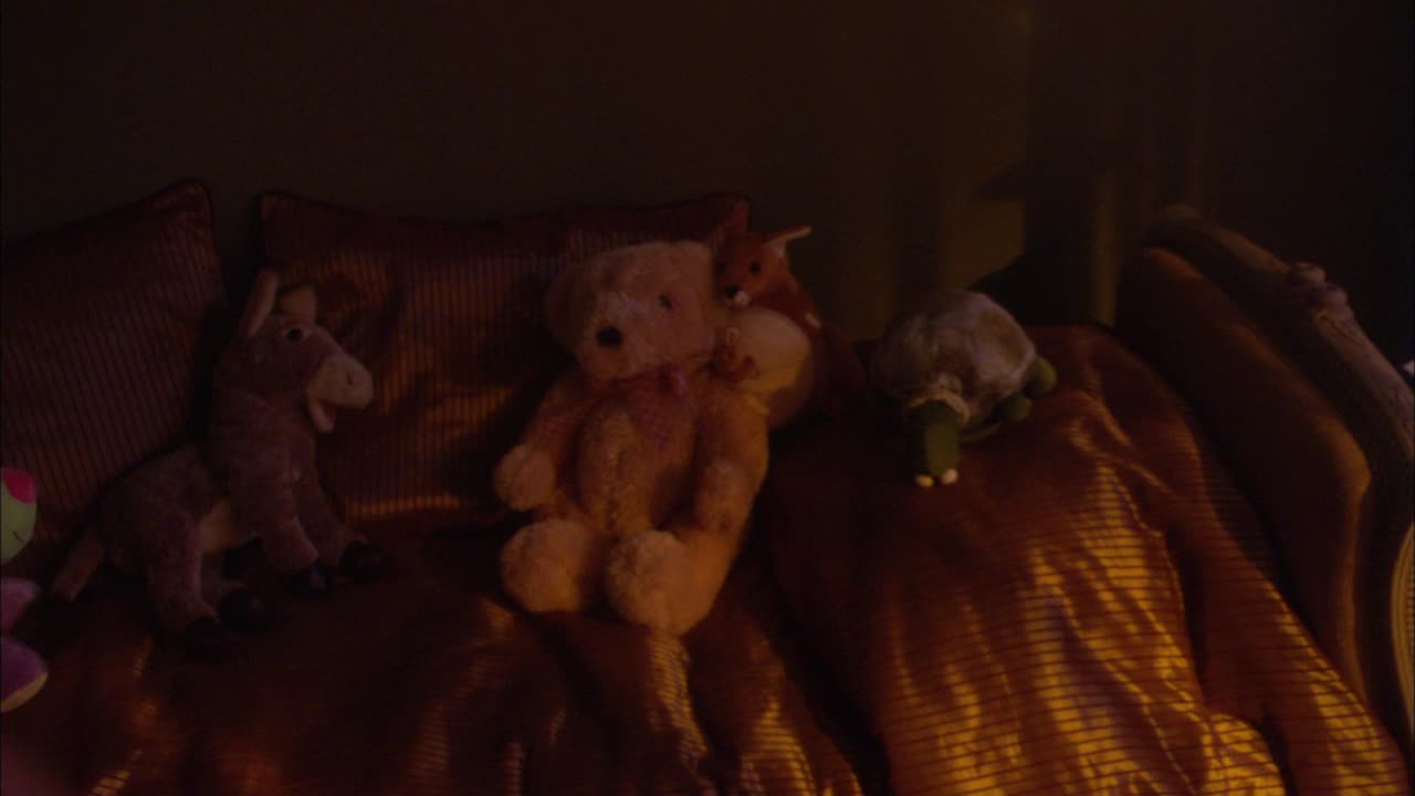 毛绒玩具在床上的特写角度。可以用作儿童卧室。玩具。视频下载