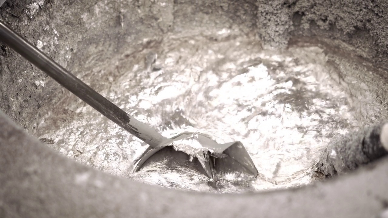 熔炼炉内的铝熔炼、氮气混合过程，用于除渣和清洗熔融金属视频下载