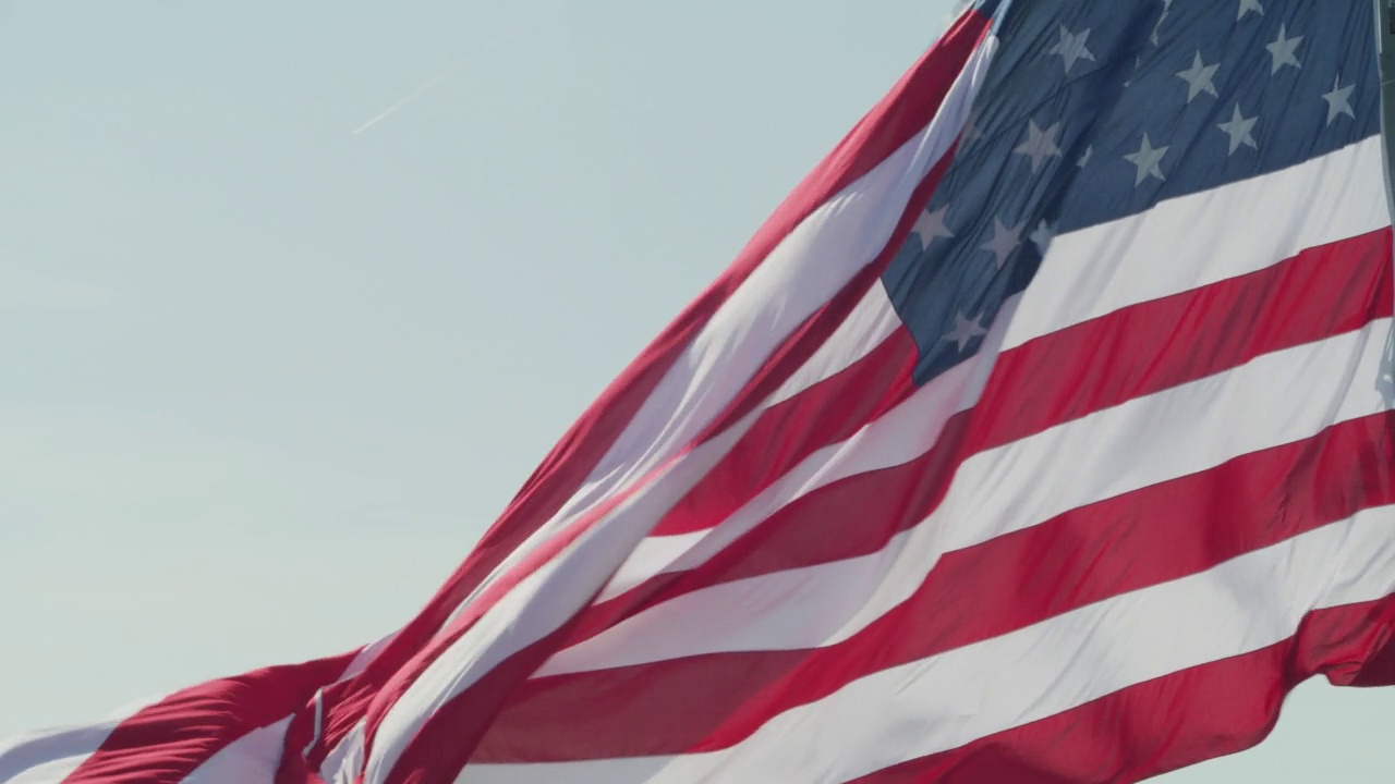 巨大的美国国旗展开，在风中飘扬。视频下载