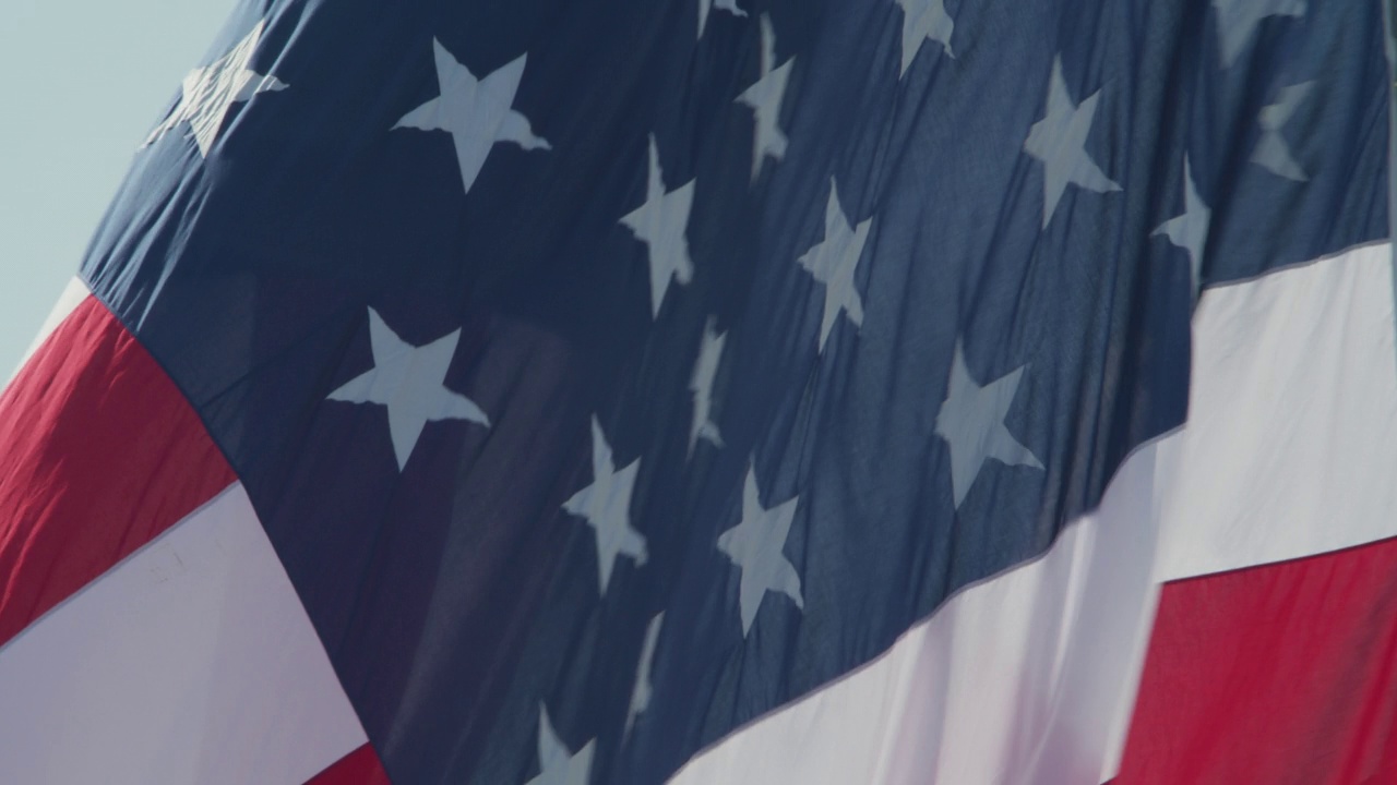 巨大的美国国旗展开，在风中飘扬。视频下载