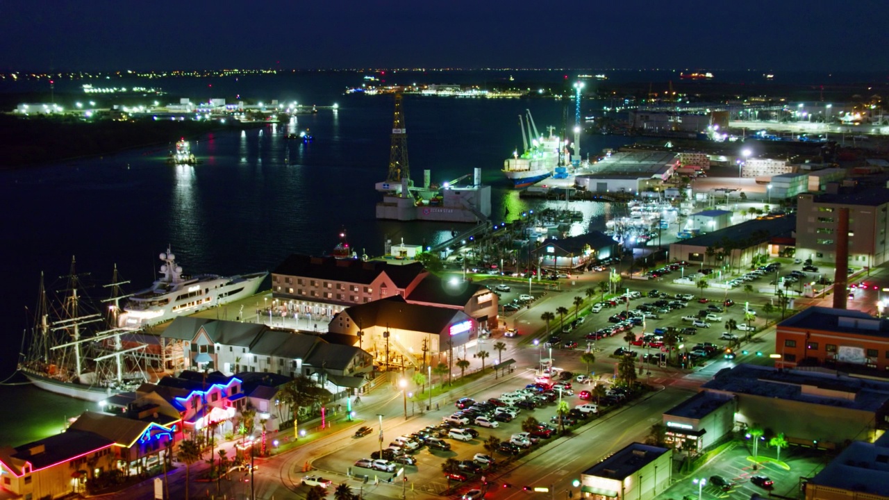 在加尔维斯顿市中心的海港区鸟瞰图，德克萨斯州视频下载