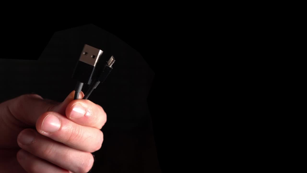 黑色背景上的两个USB连接器视频下载