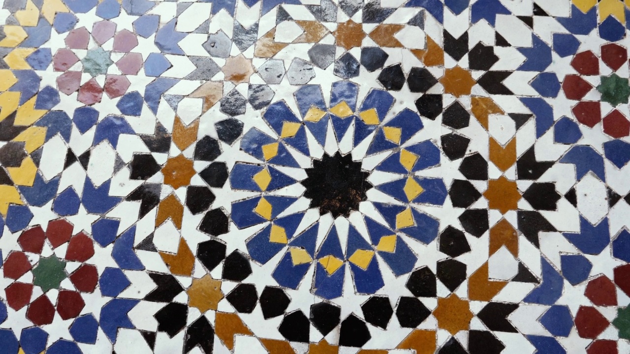 在摩洛哥马拉喀什的一个公共喷泉中，传统伊斯兰几何图案的彩色齐莉格马赛克图案。视频下载