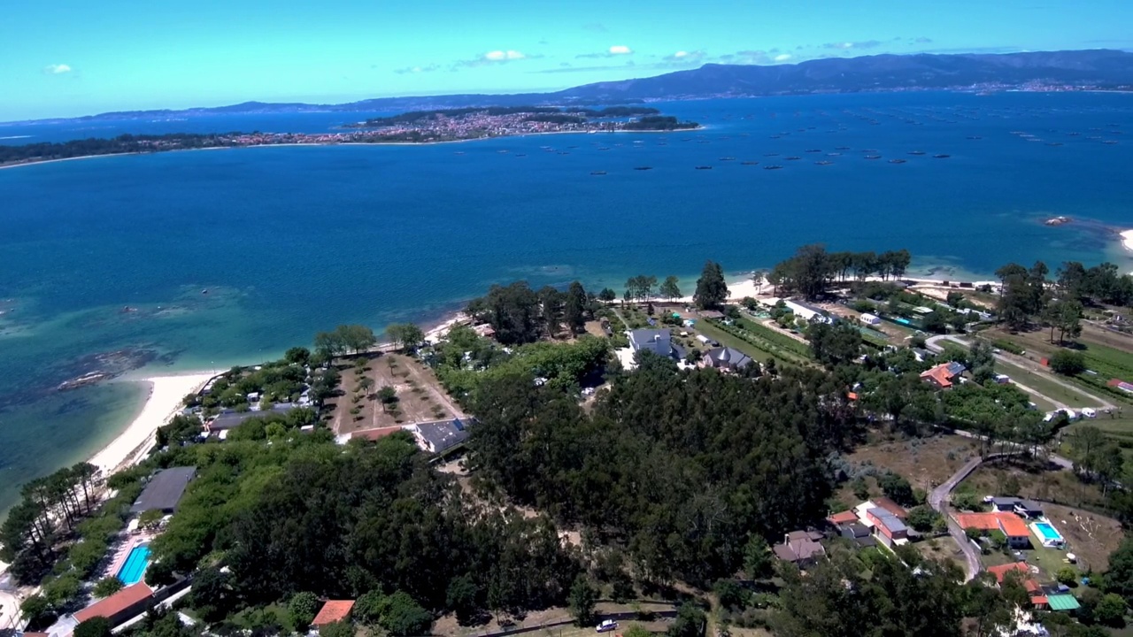 背景是俯瞰阿罗萨岛的海滨建筑视频素材