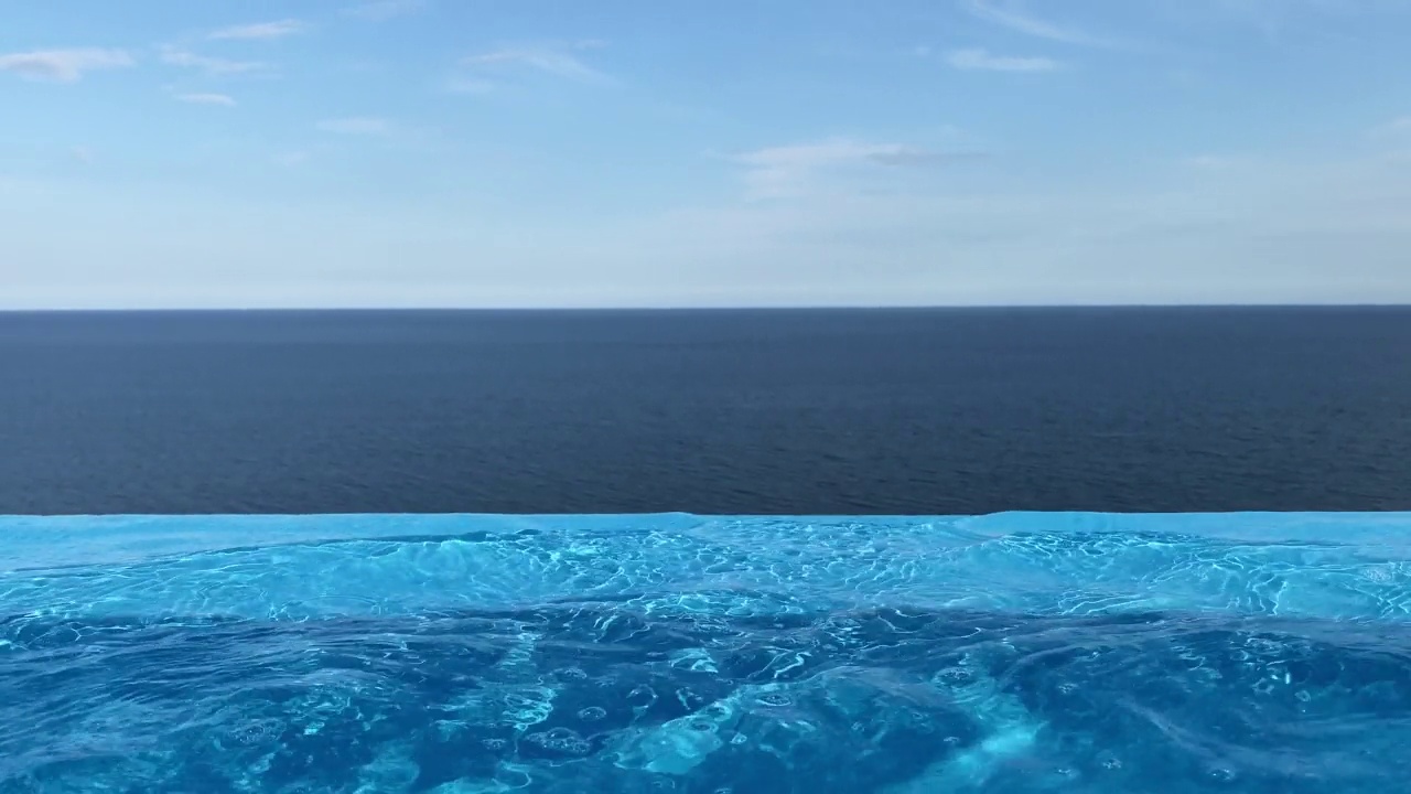 从无边泳池俯瞰大海。蓝色的海水。蓝天海洋。视频下载