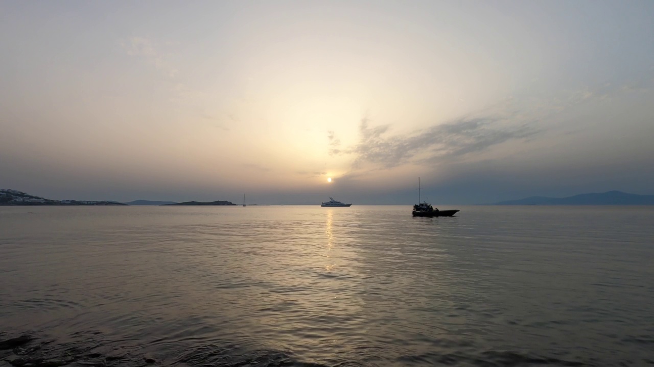 米科诺斯的日落，小船，大海和寒冷的气氛视频下载