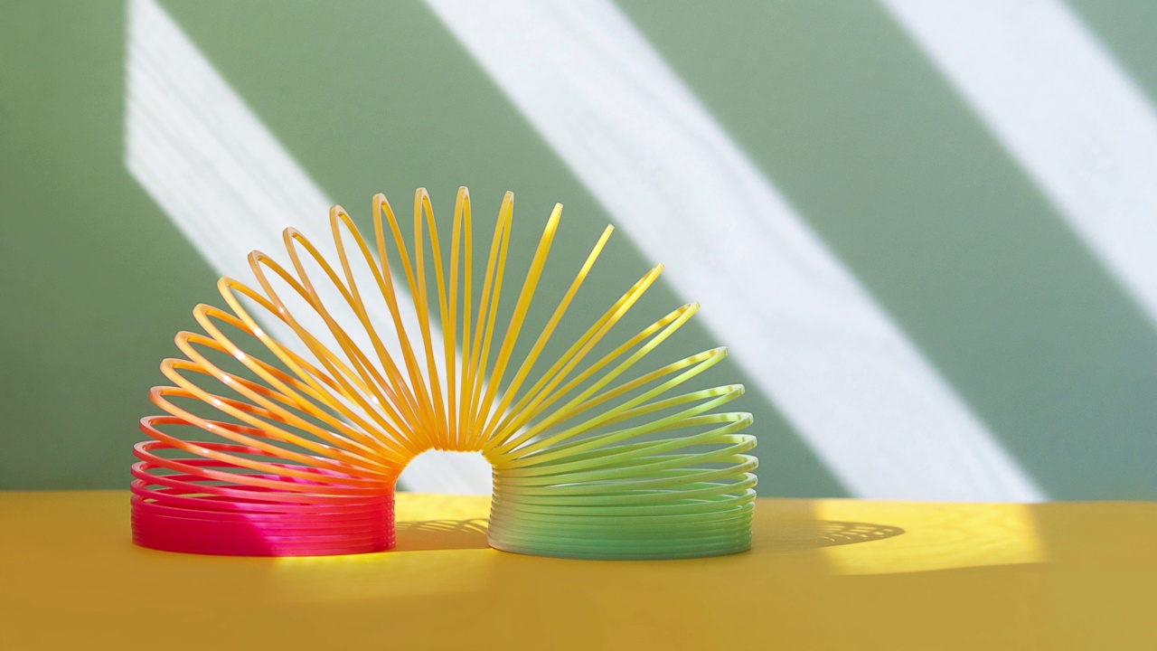 定格运动来自玩具塑料彩色彩虹螺旋，抗应力概念。视频素材