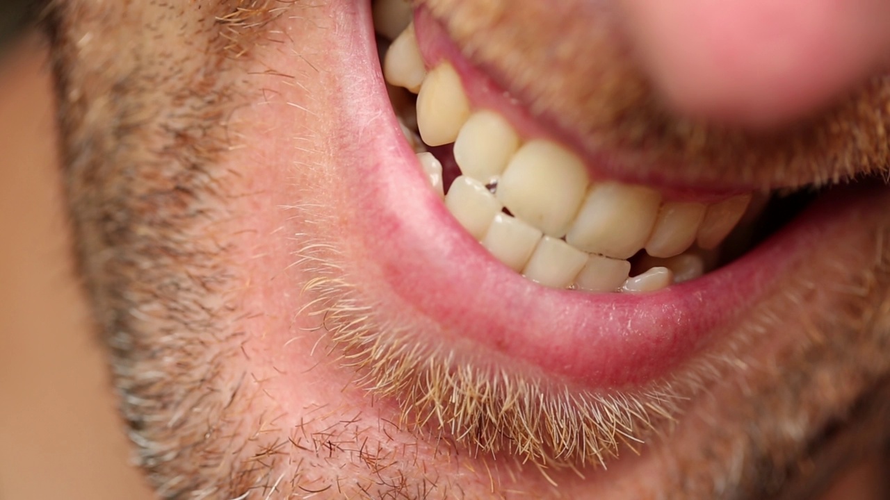 一个男人脸上的短红胡子和牙齿视频素材