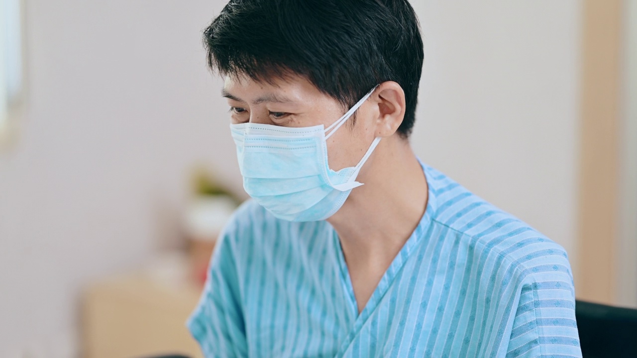 住院的亚洲男性患者视频素材
