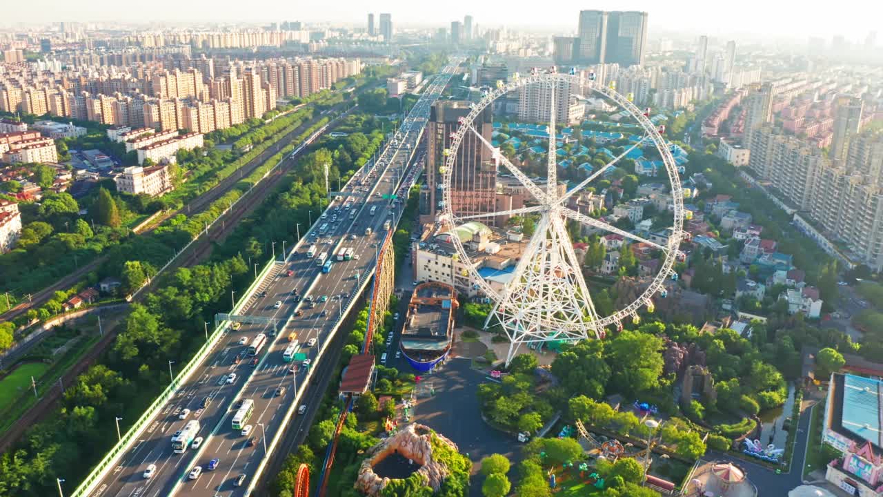 鸟瞰高速公路和摩天轮在上海，中国视频素材