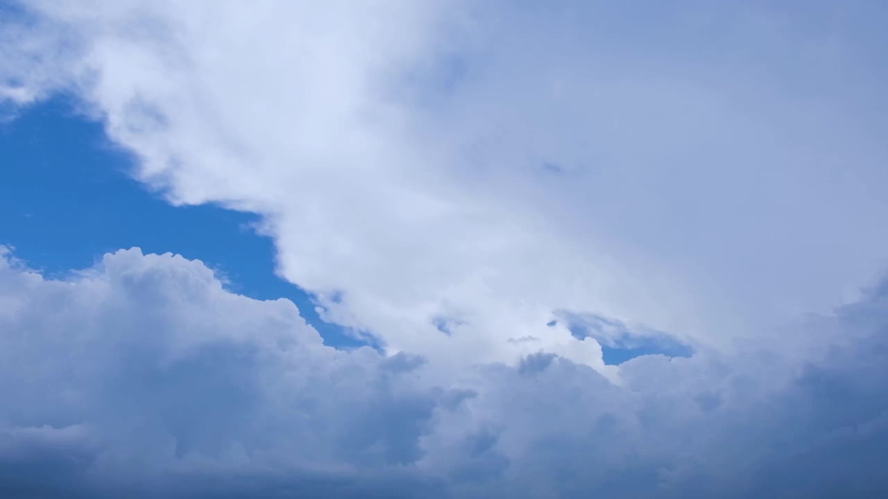 4K时间推移视频天空乌云下雨前视频素材