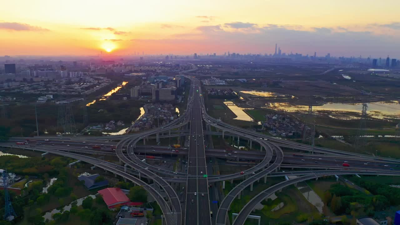 鸟瞰高速公路立交桥在上海的夜晚，中国视频素材