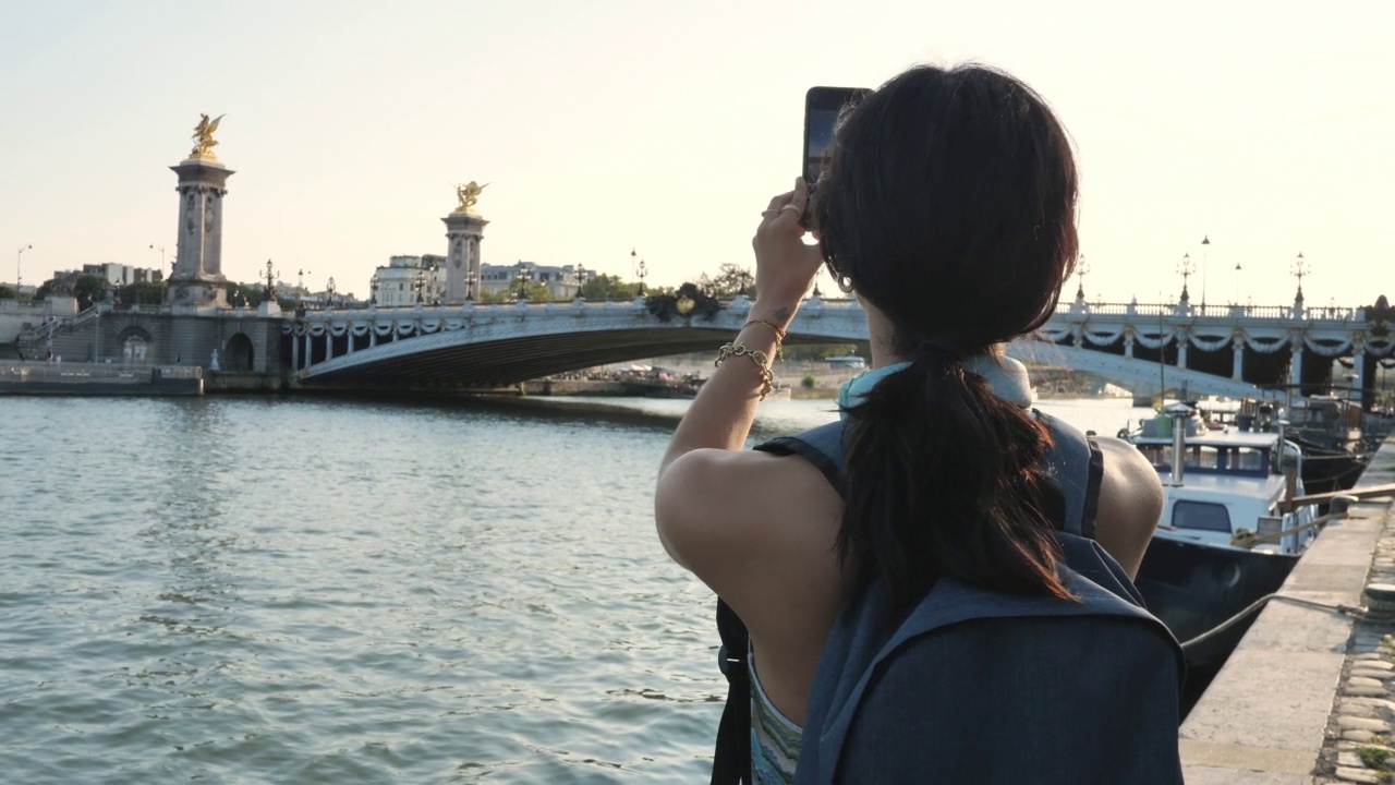 年轻的旅行者在夏天的巴黎享受城市假期，使用智能手机视频素材