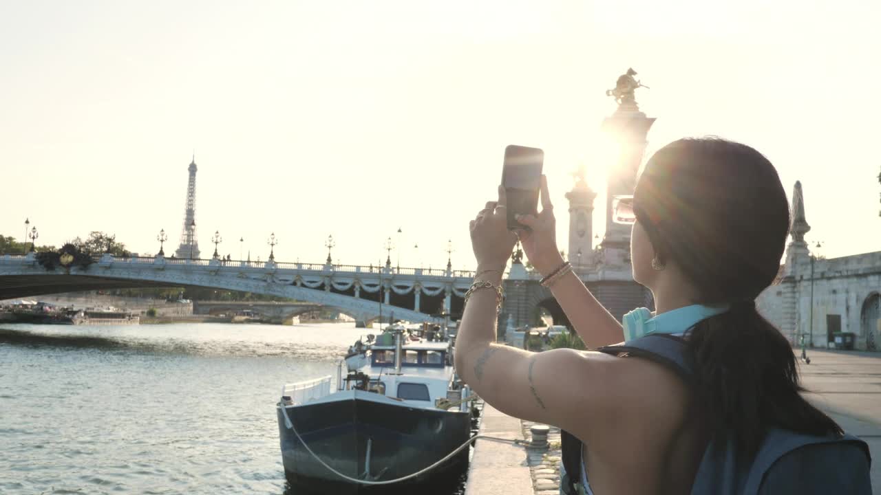 年轻的旅行者在夏天的巴黎享受城市假期，使用智能手机视频素材