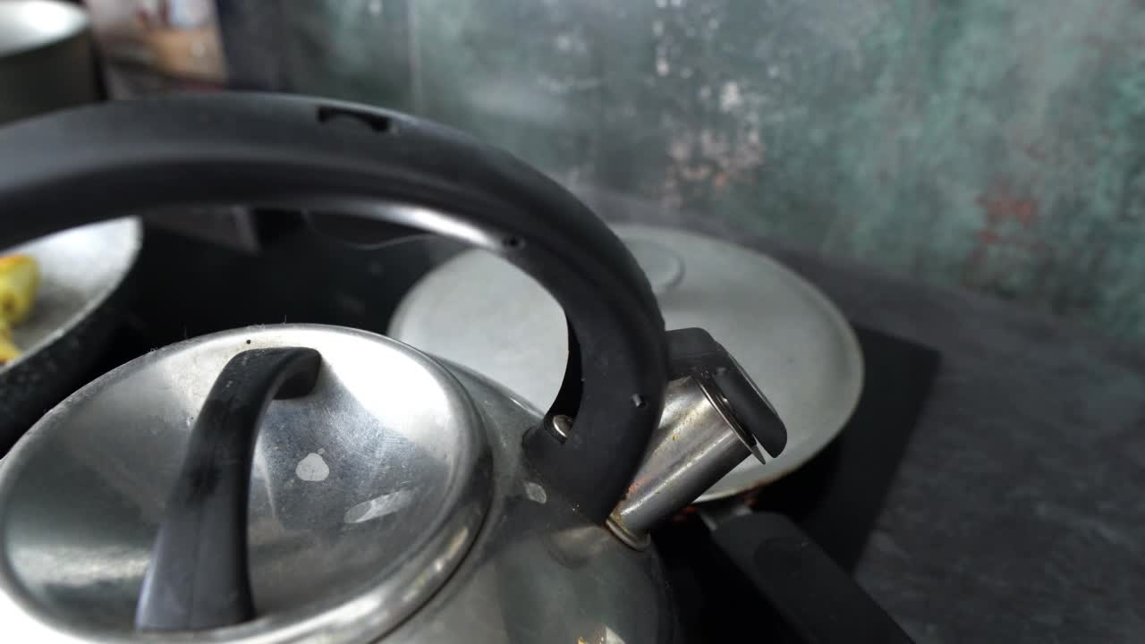 水壶在炉子上开着，煮着咖啡视频素材