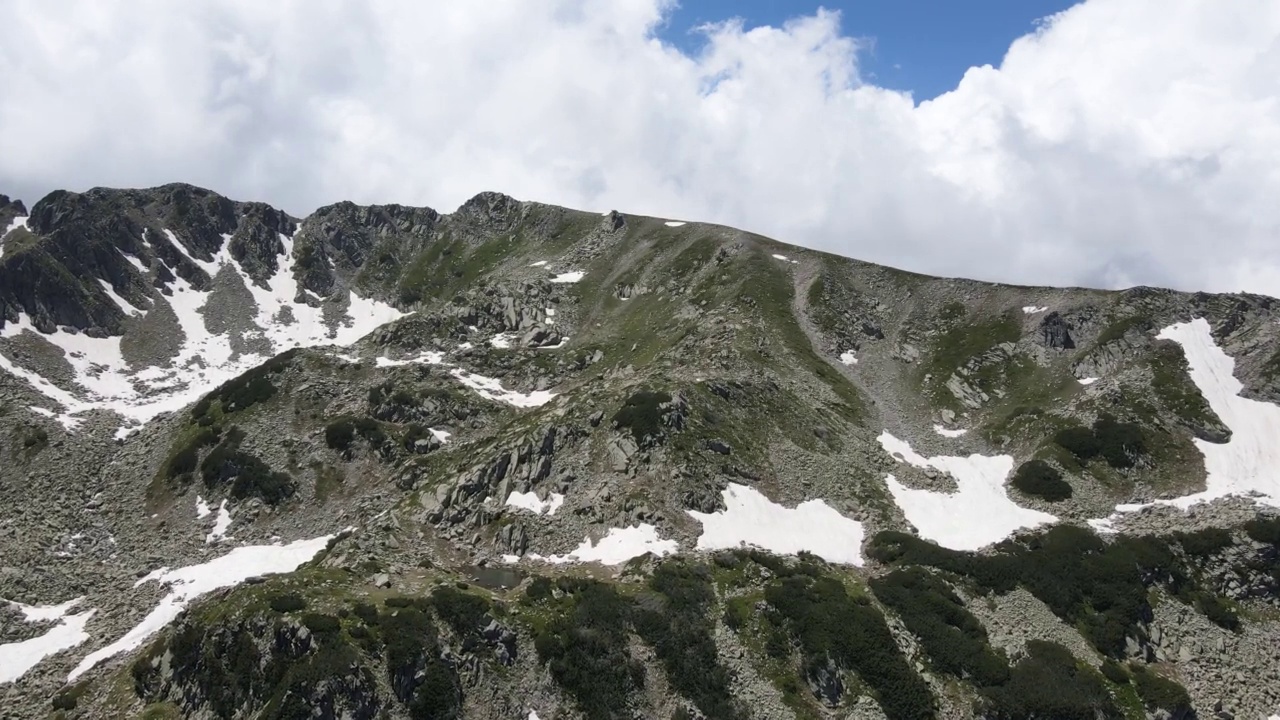 保加利亚穆拉托夫峰附近的皮林山鸟瞰图视频素材