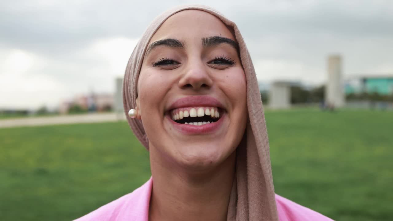 年轻的阿拉伯女孩对着相机在户外微笑视频下载