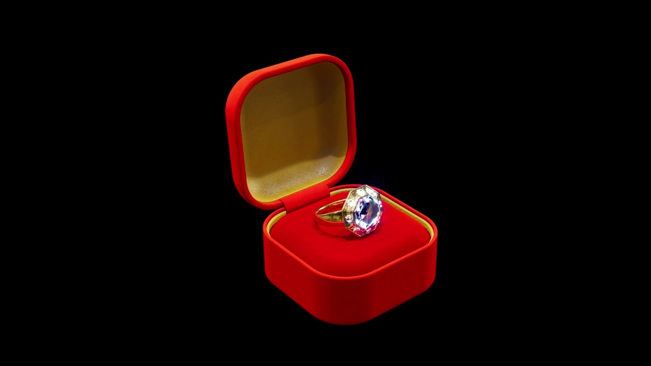 昂贵美丽的金戒指与钻石在红色首饰盒，孤立环视频视频下载