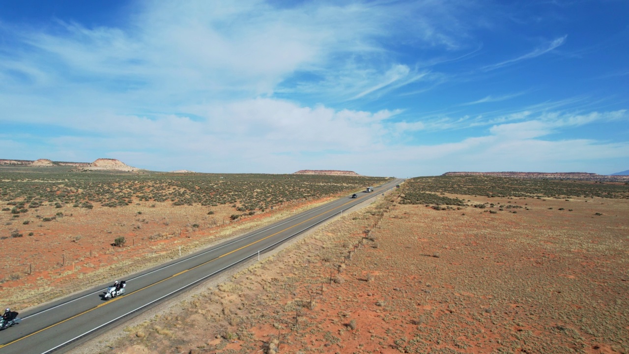 无人机拍摄视频:美国犹他州单线公路上骑自行车的人超速行驶视频素材