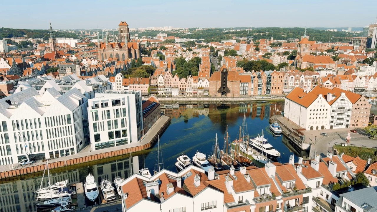 在波兰度假——Gdańsk中心的鸟瞰图视频下载
