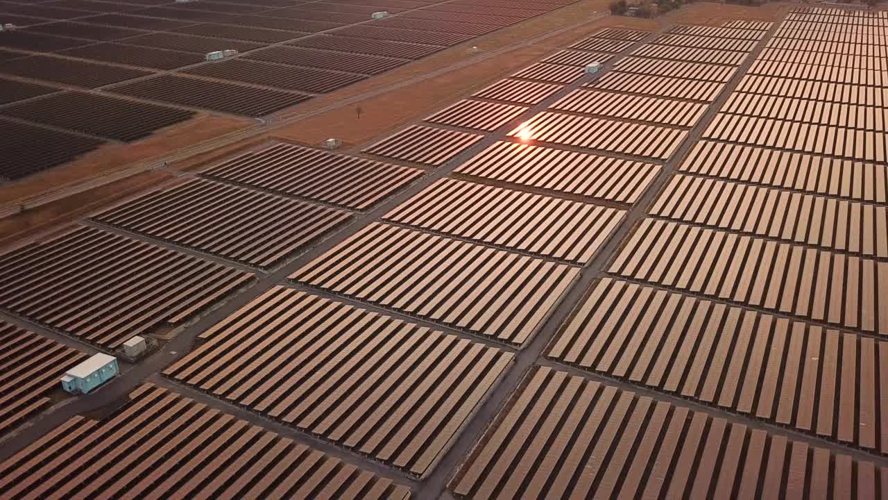 空中拍摄的太阳能电池板农场与阳光替代能源视频下载