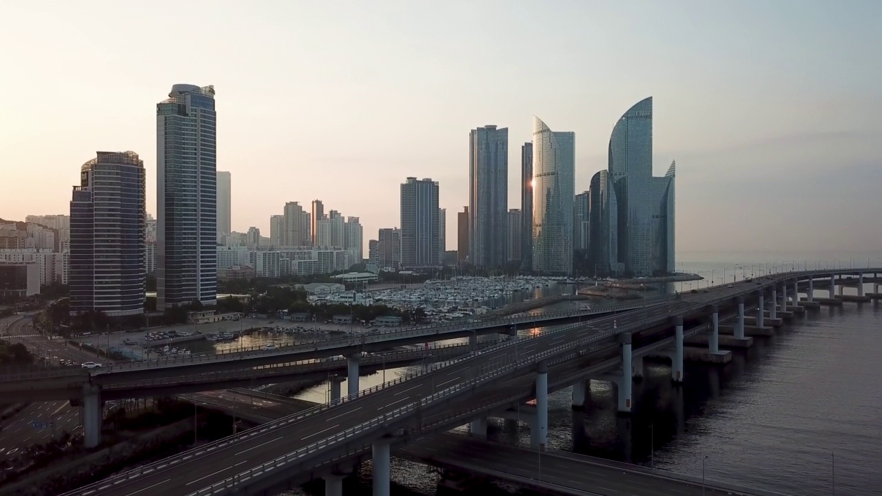 汽车，运动-水灵江附近的摩天大楼的日出，海洋城市和Millakgyo桥/釜山海云台区，韩国视频素材