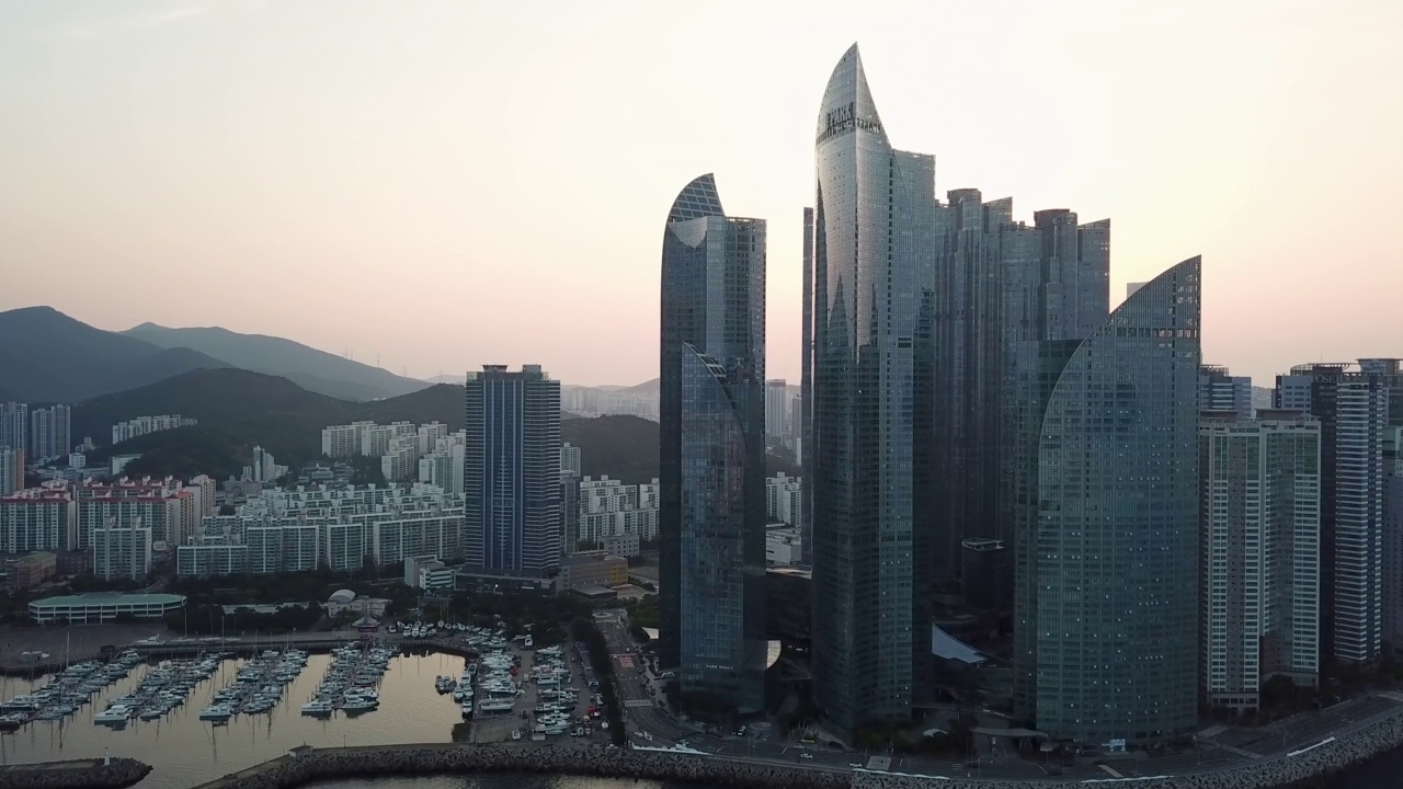 海上城市，游艇奥林匹克公园和LCT /海云台区附近摩天大楼的日出，釜山，韩国视频素材