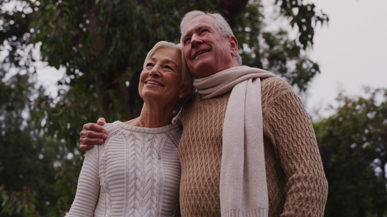 冬日里，一对相爱的快乐老夫妇站在外面。一个微笑的老男人和女人一起在户外度过时光视频素材