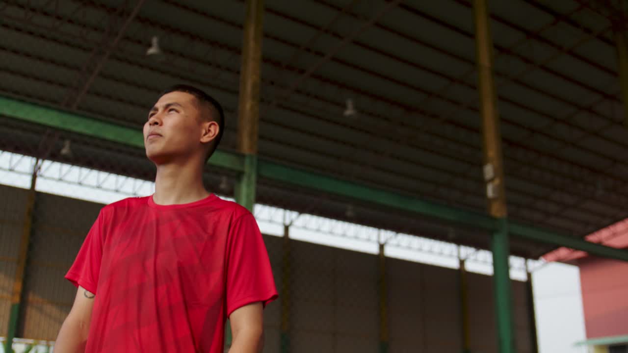 自信的亚洲足球运动员与足球的肖像。视频素材